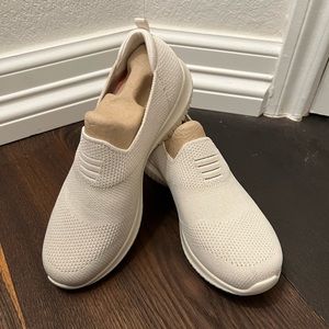 NEW! Sketchers Memory Foam Ultra-Flex Flat-Knit Shoes